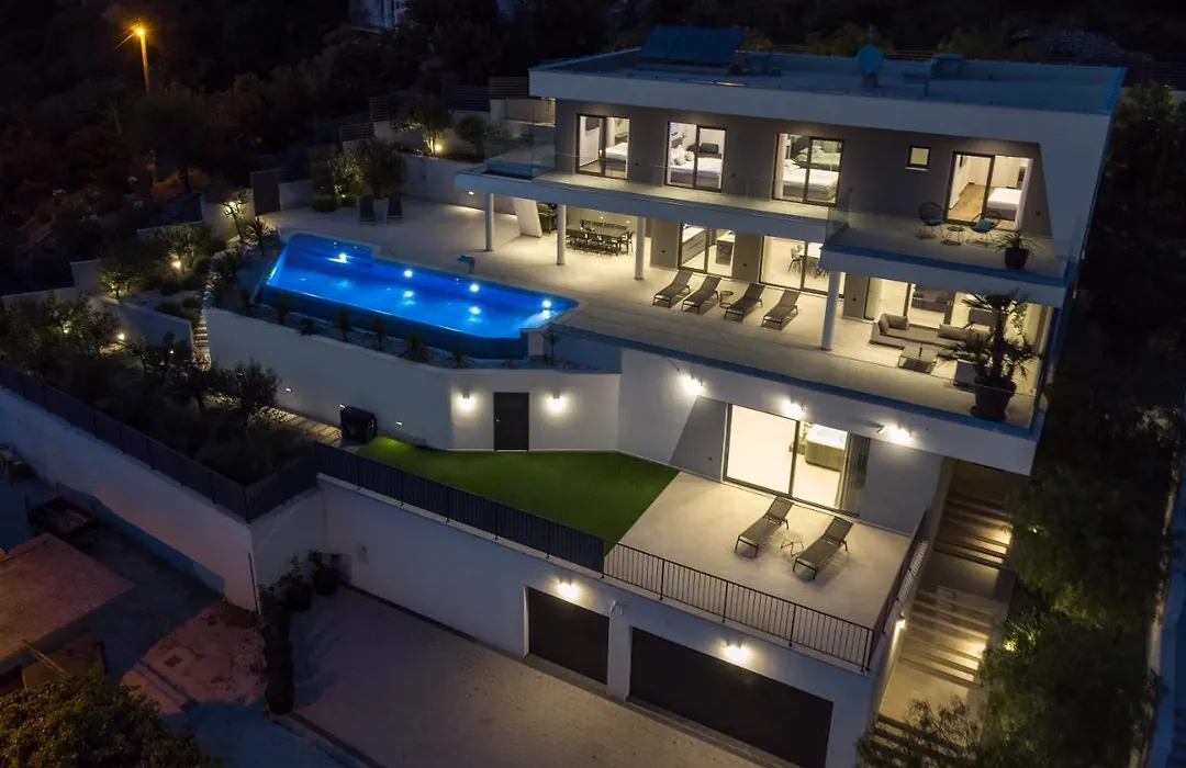 Luxurious Villa Ada; Hot Tub, Sauna, Gym, Pool-1